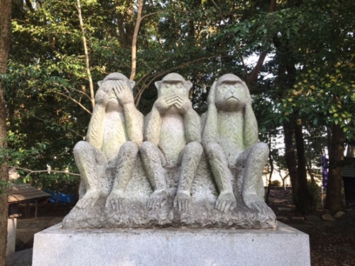 不乗森神社（のらずのもりじんじゃ）日吉山王神道の基礎となる教え「見ざる」「言わざる」「聞かざる」の石像