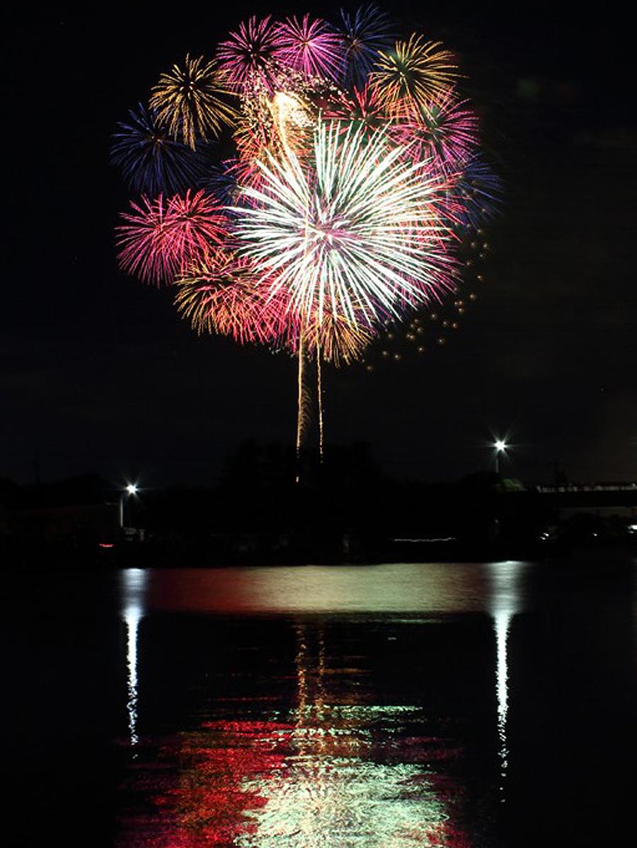Pertunjukan kembang api Festival Pelabuhan Kinuura