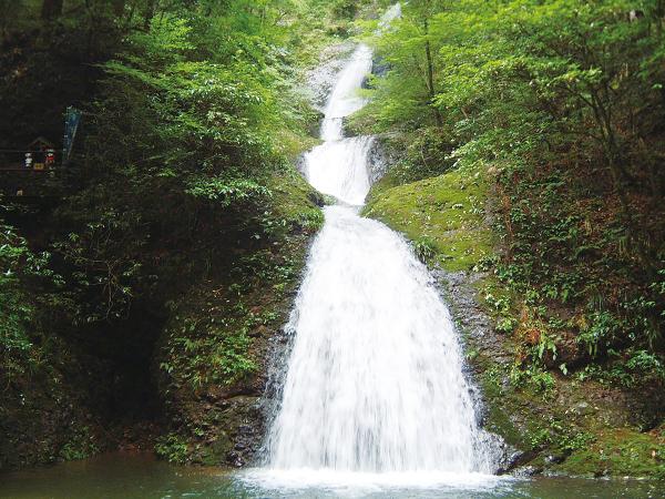 Atera-no-Nanataki Waterfall  