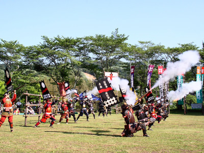 Antique gun firing demonstrations take place a few times annually at Nagashino Castle and on the old battlefield.