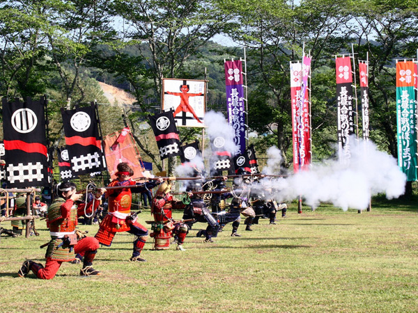 Exciting live firing demonstrations are held a few times each year at the Nagashino Castle ruins and old battlefield.